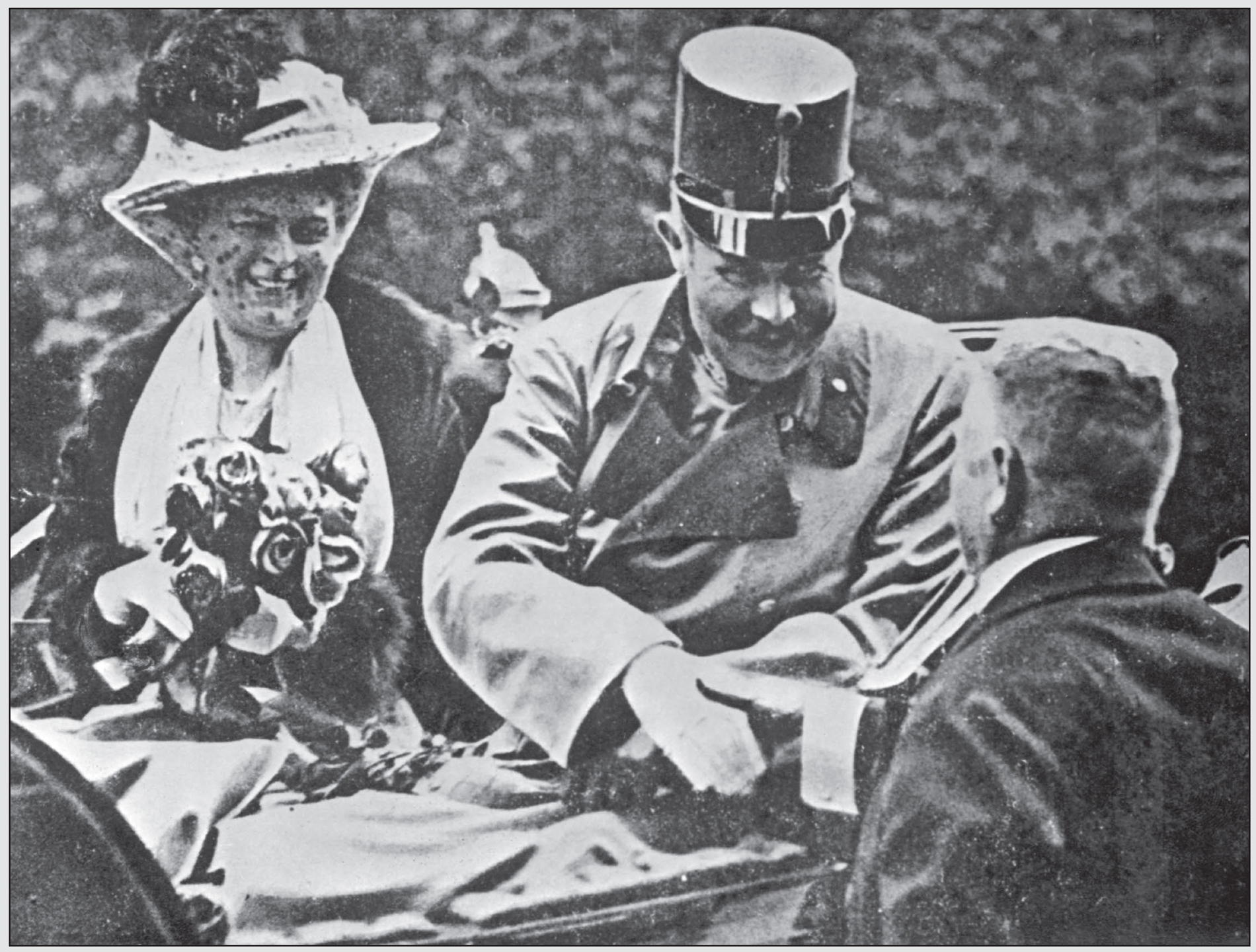 Archduke Franz Ferdinand and his wife Sophie set out in their motorcade in - photo 3