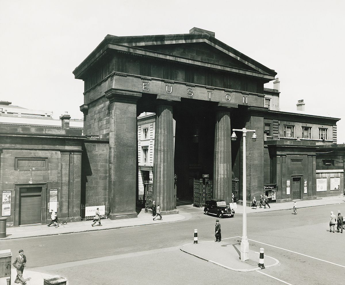 When completed in 1837 the Euston Arch expressed the grandiose ambitions the - photo 4