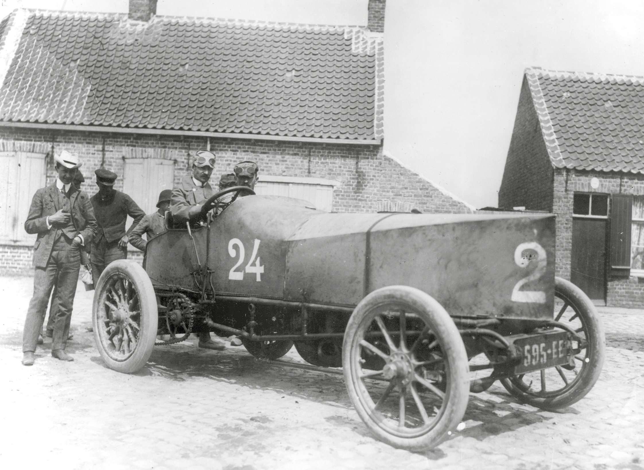 The first car to break the 100mph barrier a Gobron-Brilli driven by Louis - photo 6