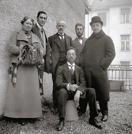 Members of the Blue Rider group on the balcony of Kandinskys apartment in - photo 16