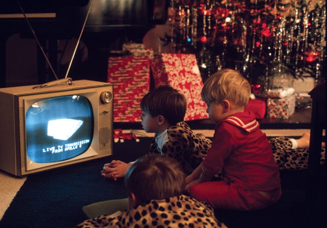 BRUCE DALENATIONAL GEOGRAPHICGETTY AMERICAN BOYS watch the 1968 Christmas - photo 10