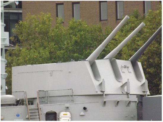 The B mounting triple 152cm 6-inch gun turret of the Second World War light - photo 3