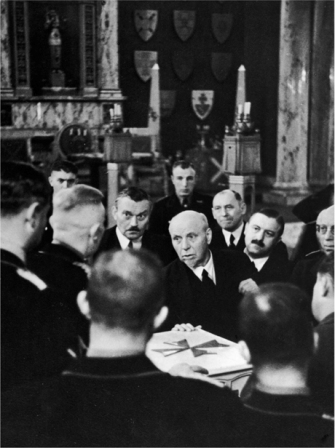 Heydrich second from left with his back to the camera explains the exhibits - photo 14