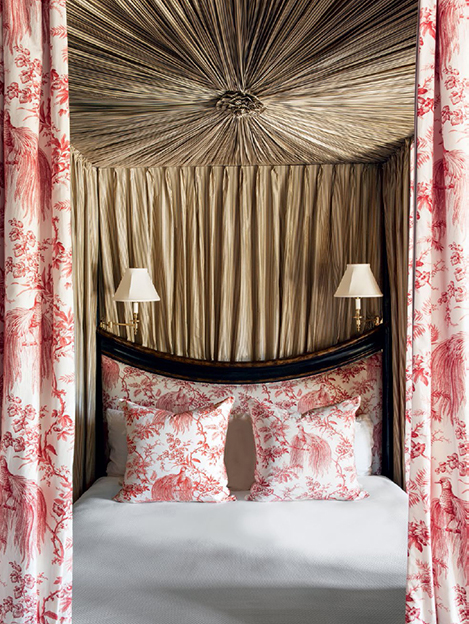 A custom toile cocoons a four-poster Los Angeles bed by Anthony Baratta in - photo 17