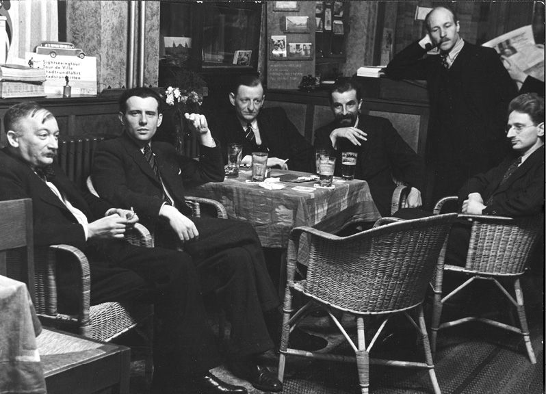 Joseph Roth in the company of Dutch writers in a caf in Amsterdam in 1937 A - photo 18