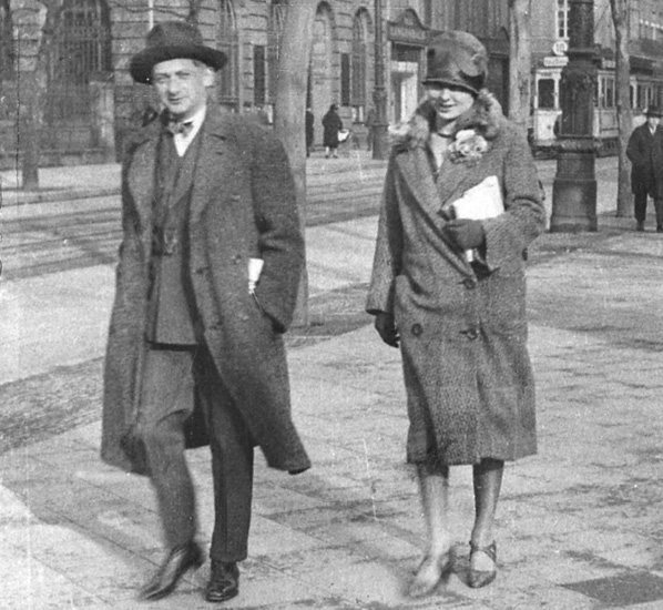 Joseph Roth with Friedl in Berlin in 1922 Joseph Roth with Paula Grbel and - photo 16