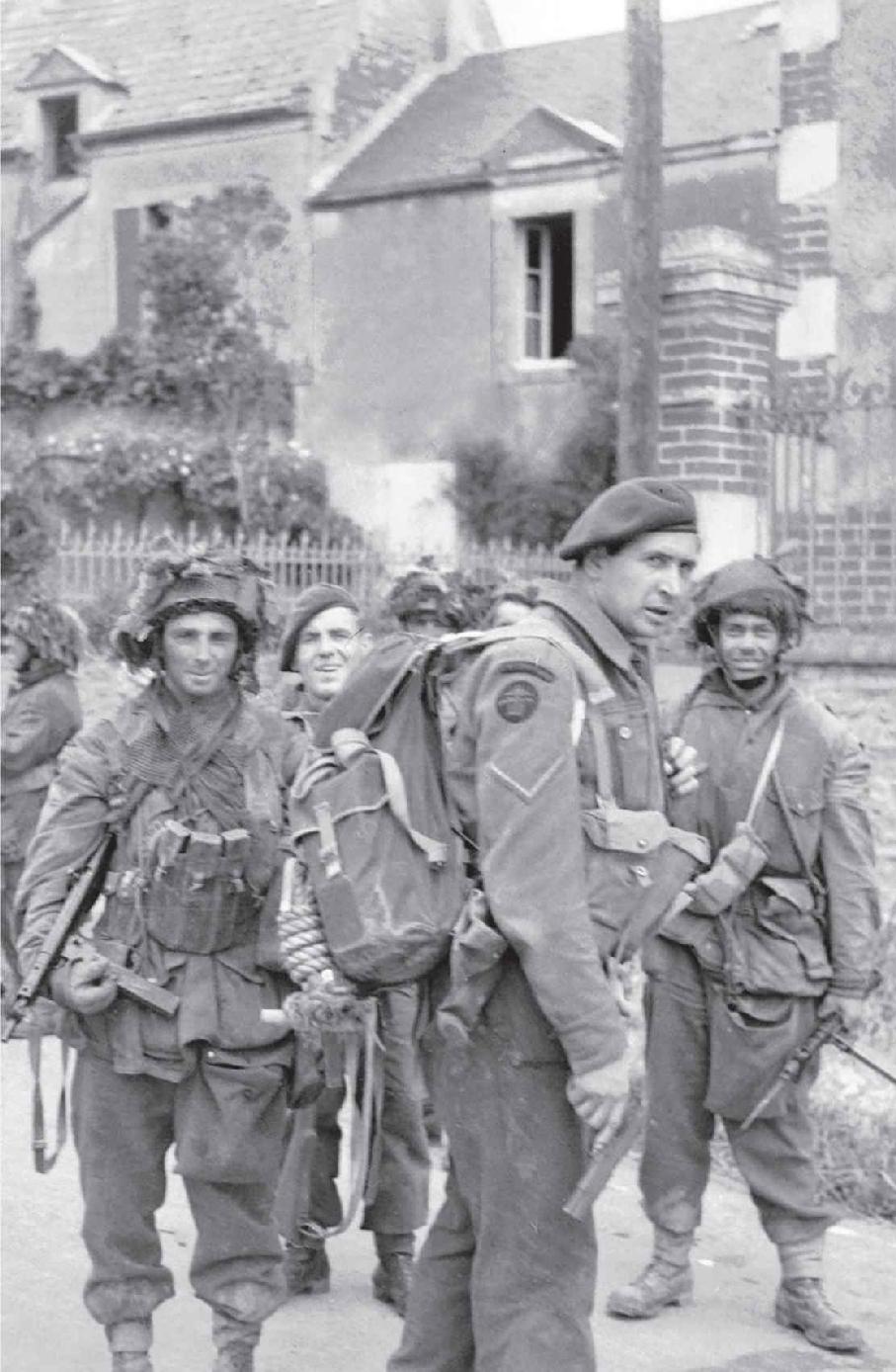 Troops of the 6th Airborne Division meet up with Commandos in Bnouville - photo 19