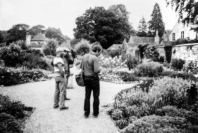 Marco Polo Stufano left and John Nally right touring Wakehurst in West - photo 12