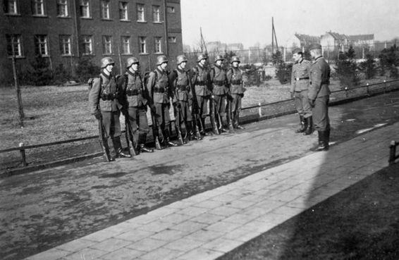Three photographs at an unidentified barracks these SS troops are training - photo 3