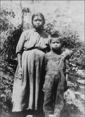 Se liyeni a Cherokee medicine woman from 192627 and her son Walker Calhoun - photo 4