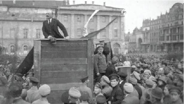 Lenin haranguing a crowd in Moscow in 1920 Trotsky standing at his lower - photo 10
