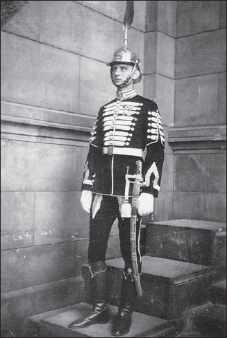 A member of the Parliamentary Guard wearing the scarlet palace ceremonial - photo 3