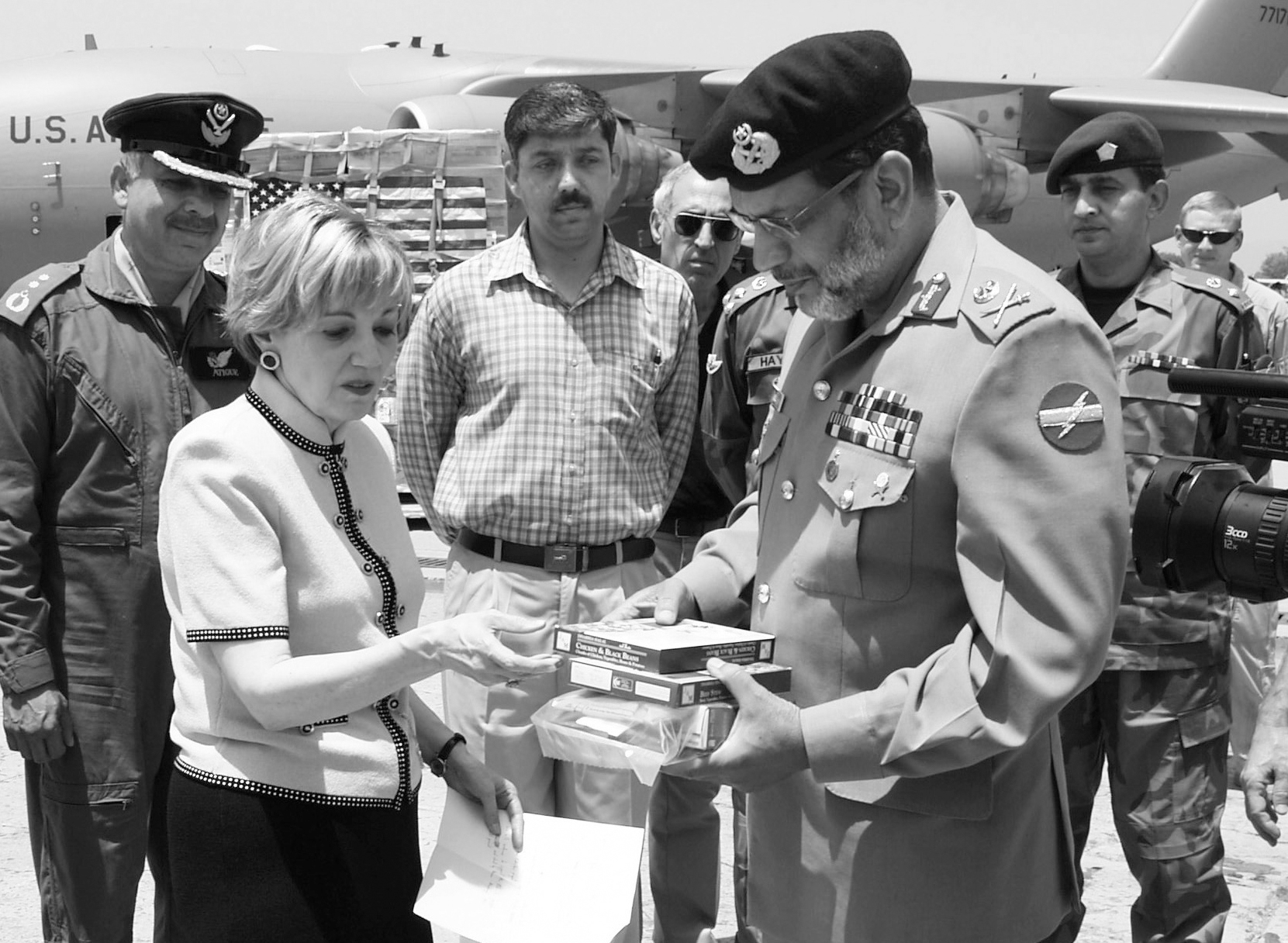 Anne Patterson delivering American military precooked meals for humanitarian - photo 5