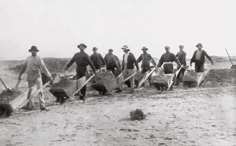 Men working a field in 1932 Daniel Kaplan Israel Government Press Office - photo 2