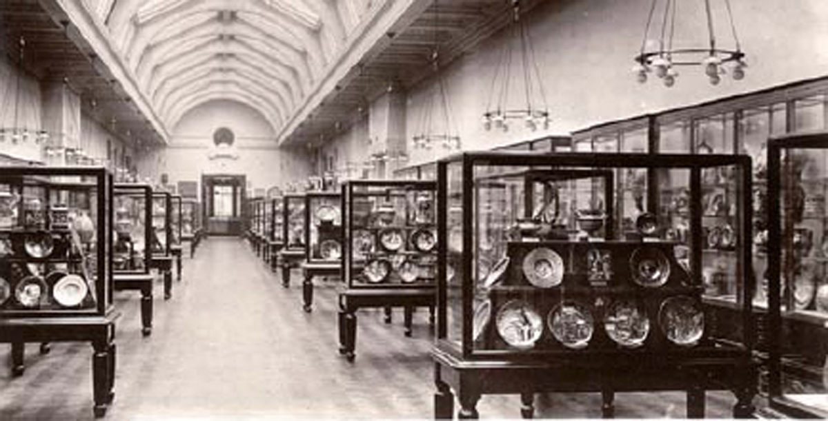 Old-fashioned display of objects in the Victoria Albert Museum Kensington - photo 3