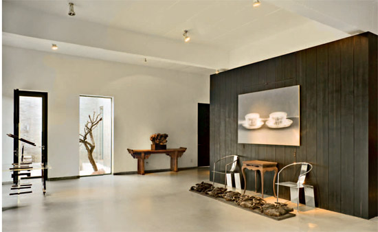 The entrance hall to the Beijing house of artist Shao Fan which he designed - photo 4