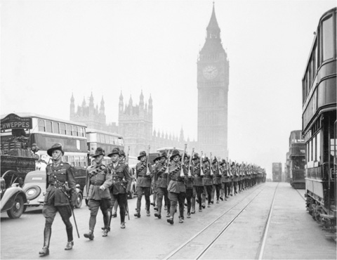 17 Troops of the Australian 6th Division cross Westminster Bridge June 1940 - photo 19