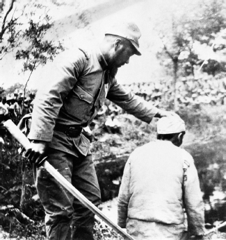 Japanese soldier prepares to cut off the head of a Chinese soldier David - photo 5