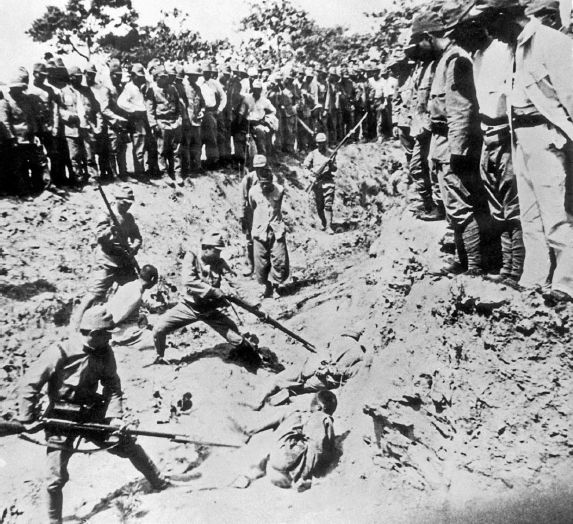 Japanese soldiers bayoneting Chinese soldiers David McCormack The - photo 6