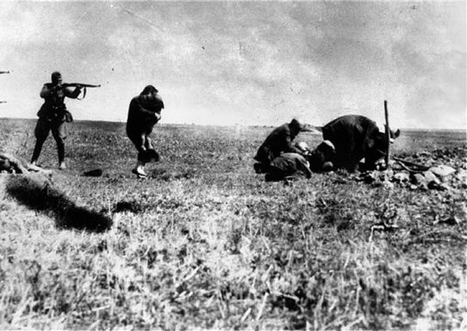 Execution of Jews from Kiev near Ivangorod in 1942 Historieknet - photo 9