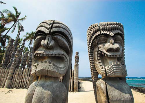 wooden statues of idols Many visitors are beckoned by the Big Islands warm - photo 10