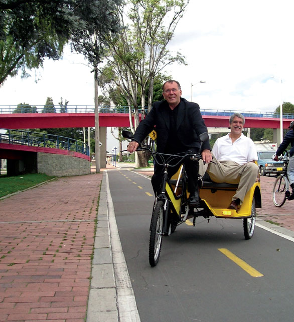 Jan Gehl and Enrique Pealosa testing the new bicycle infrastructure in Bogota - photo 6