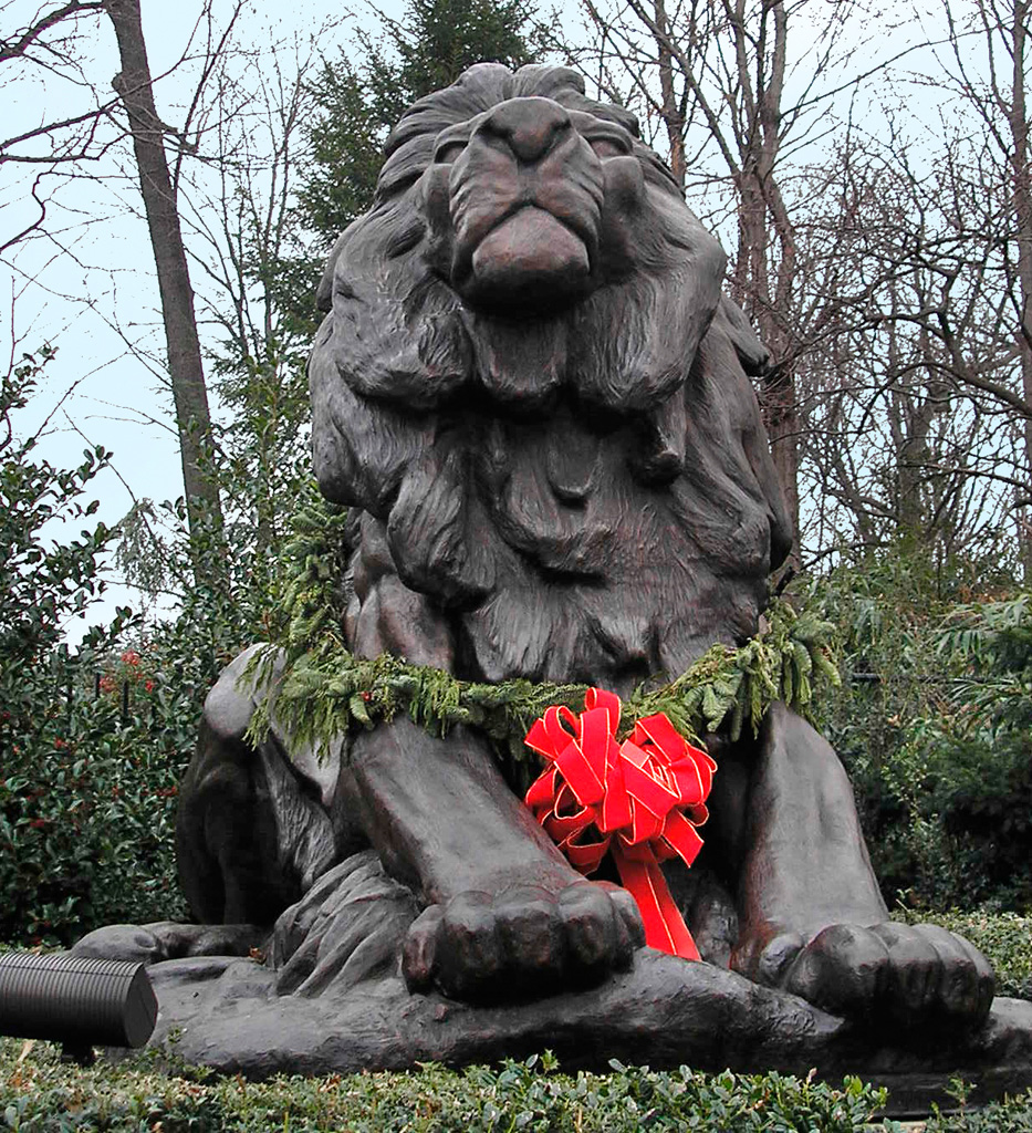 Sculpture of a lion at the entrance to the National Zoological Park - photo 8