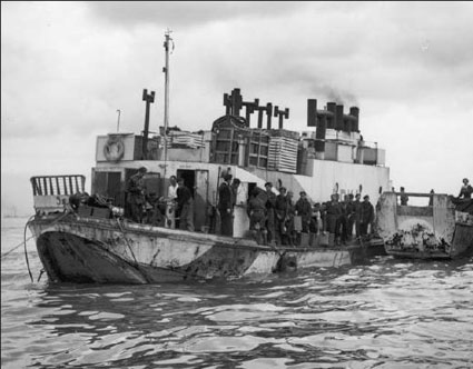 Crews from infantry landing craft come alongside a landing barge kitchen LBK - photo 3