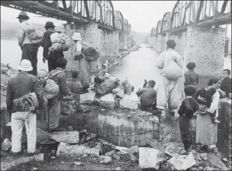South Korean refugees wait their turn to cross the Han River as the North - photo 8