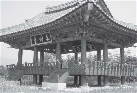 The Korean-style pavilion on the summit of the hill on which Dongnae wajo was - photo 2