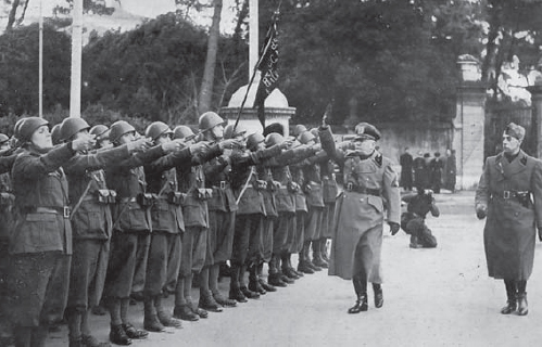 Mussolini dressed in the uniform of Primo Caporale donore della Milizia - photo 2