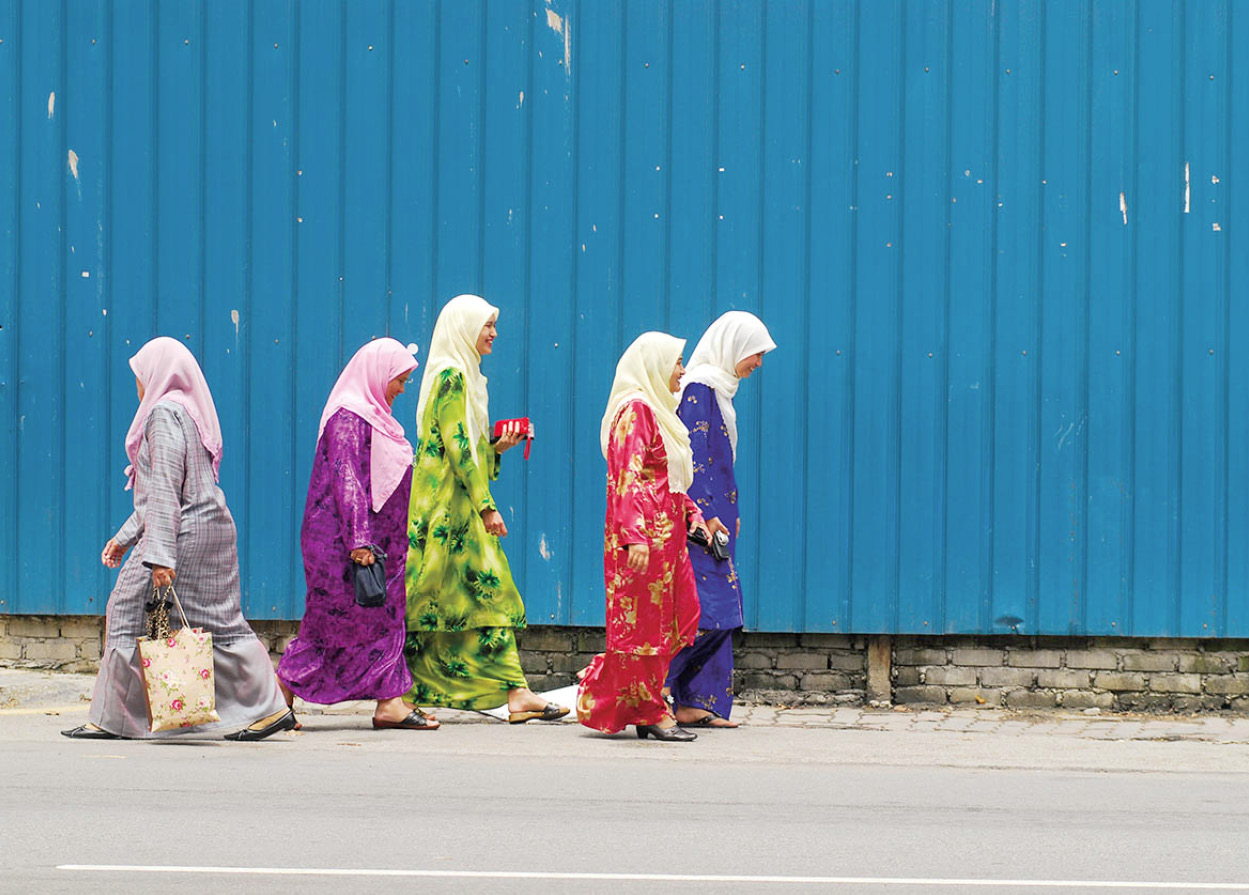 Muslim women in Kuala Lumpur jon santa cruz About half the country is home to - photo 4