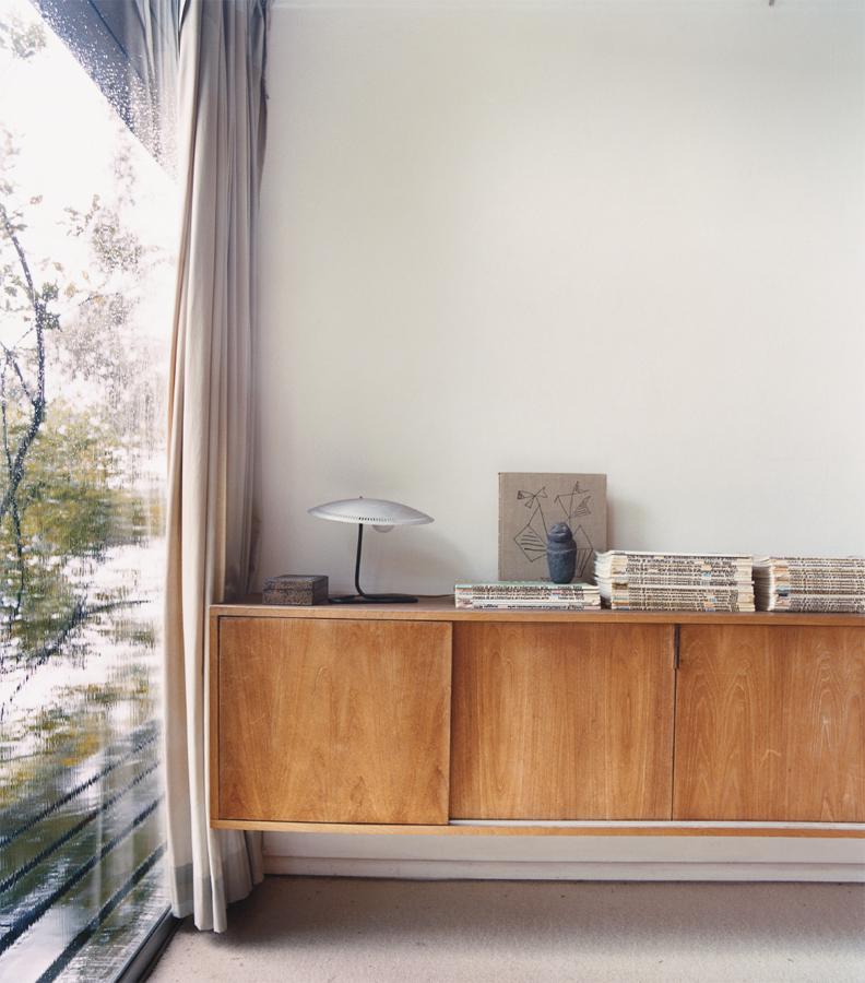 A cantilevered cabinet in a bedroom of Hugh Buhrichs house in Sydneys - photo 4