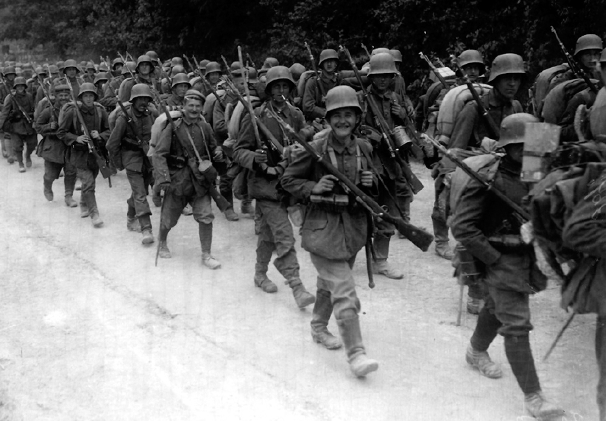 The long barrel of the Gew 98 is obvious in this picture of German infantry - photo 5