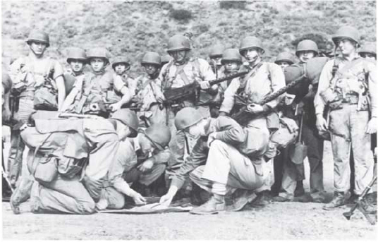 A 1st MarDiv weapons platoon armed with M1919A4 machine guns undertakes - photo 3