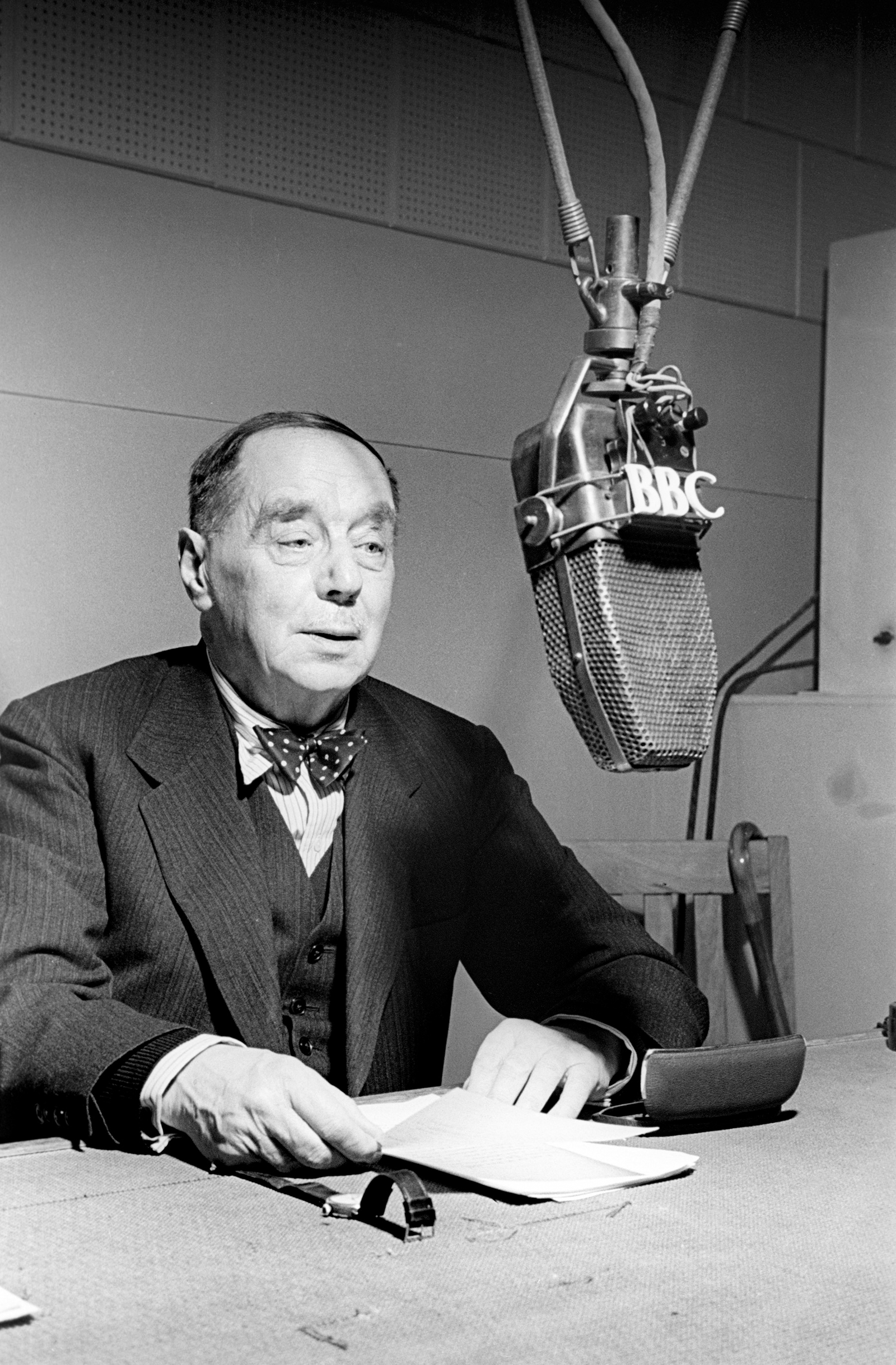 HG Wells for the BBC Home Service 1943 Copyright BBC Photo Library - photo 2