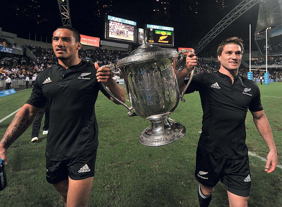 Im smiling cos Hosea Gear is doing the heavy lifting after our 2008 Bledisloe - photo 3