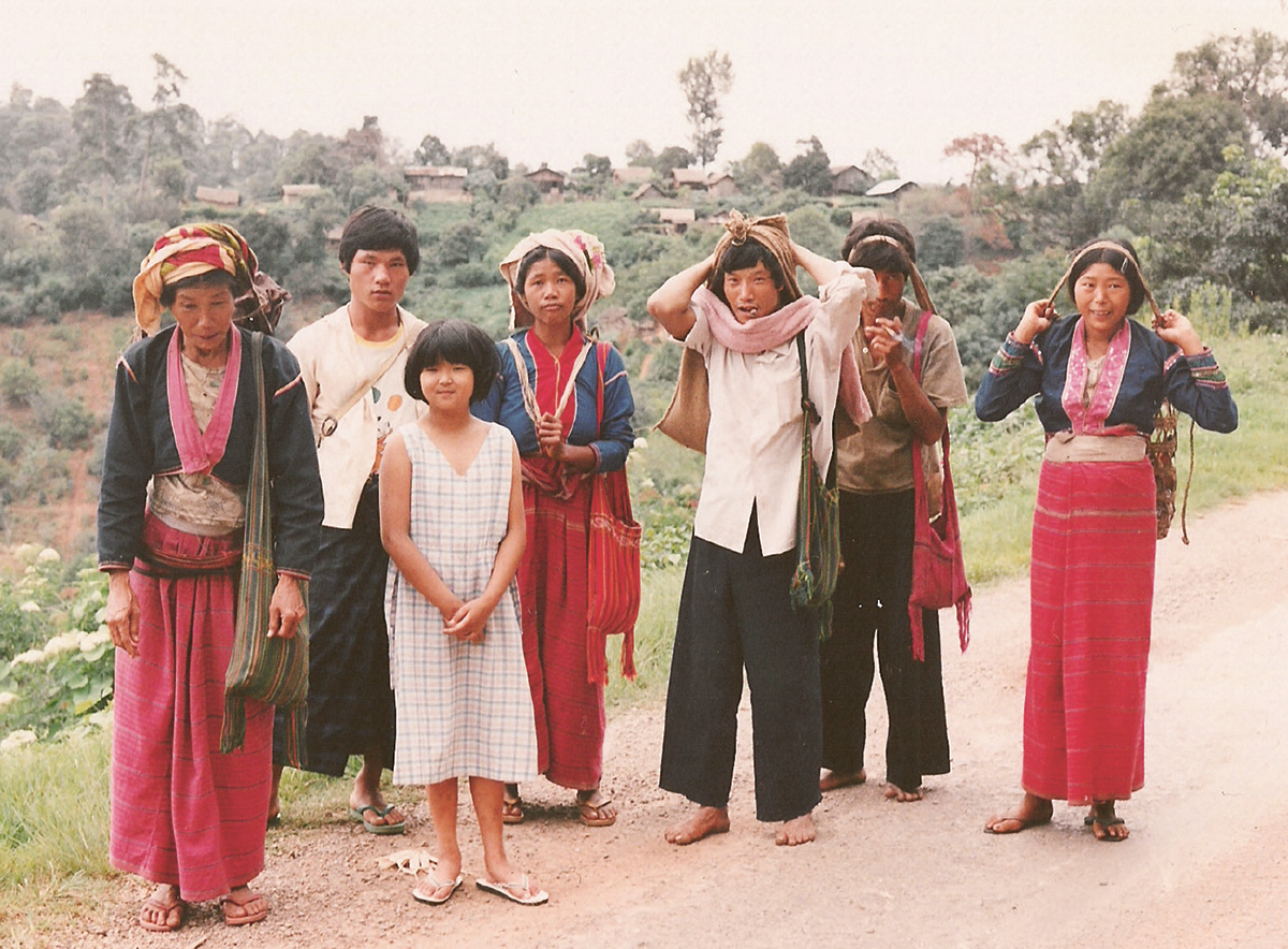 My father cannot resist making me pose with some tribes people that we come - photo 7