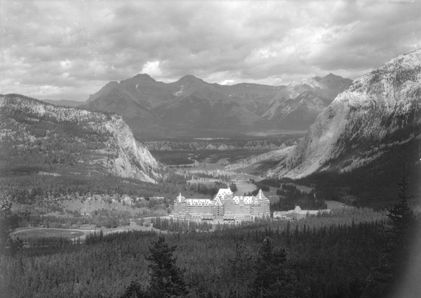 Banff Springs and the Bow Valley ca 1930 Photographer Byron Harmon - photo 14