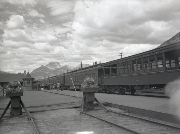 Morning departure of the Mountaineer with open-air observation car 1952 - photo 23