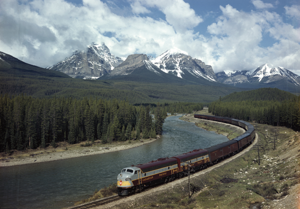 Rare photo of eastbound Mountaineer at Morants Curve 1953 Photographer - photo 24