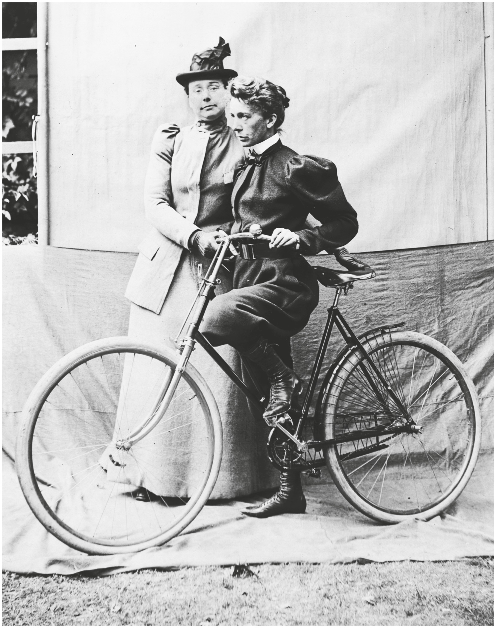 Maria Violet Ward supports Daisy Elliott on a bicycle during the photo shoot - photo 6