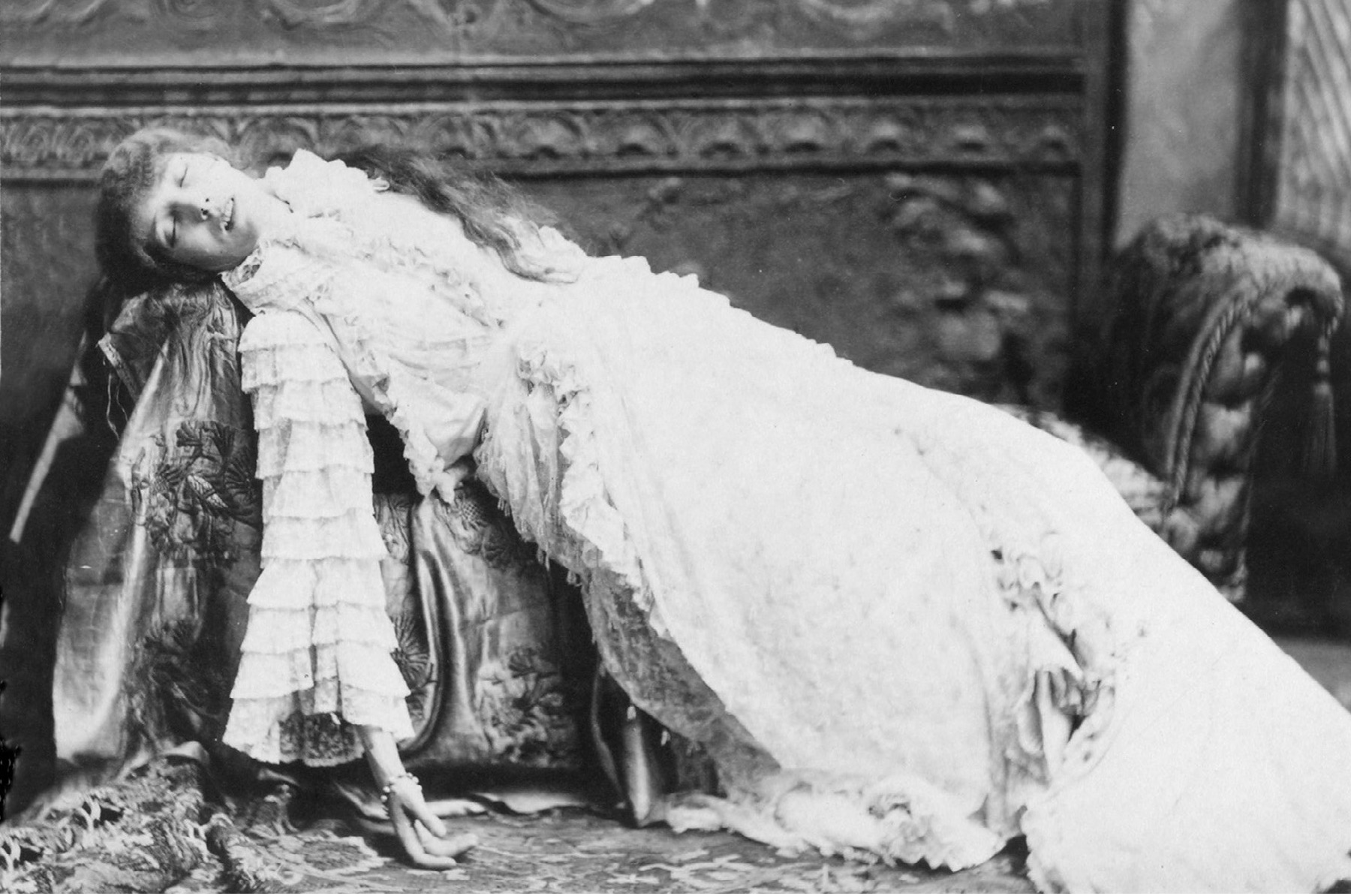 Sarah Bernhardt was famous for her onstage deaths She observed the dying and - photo 3