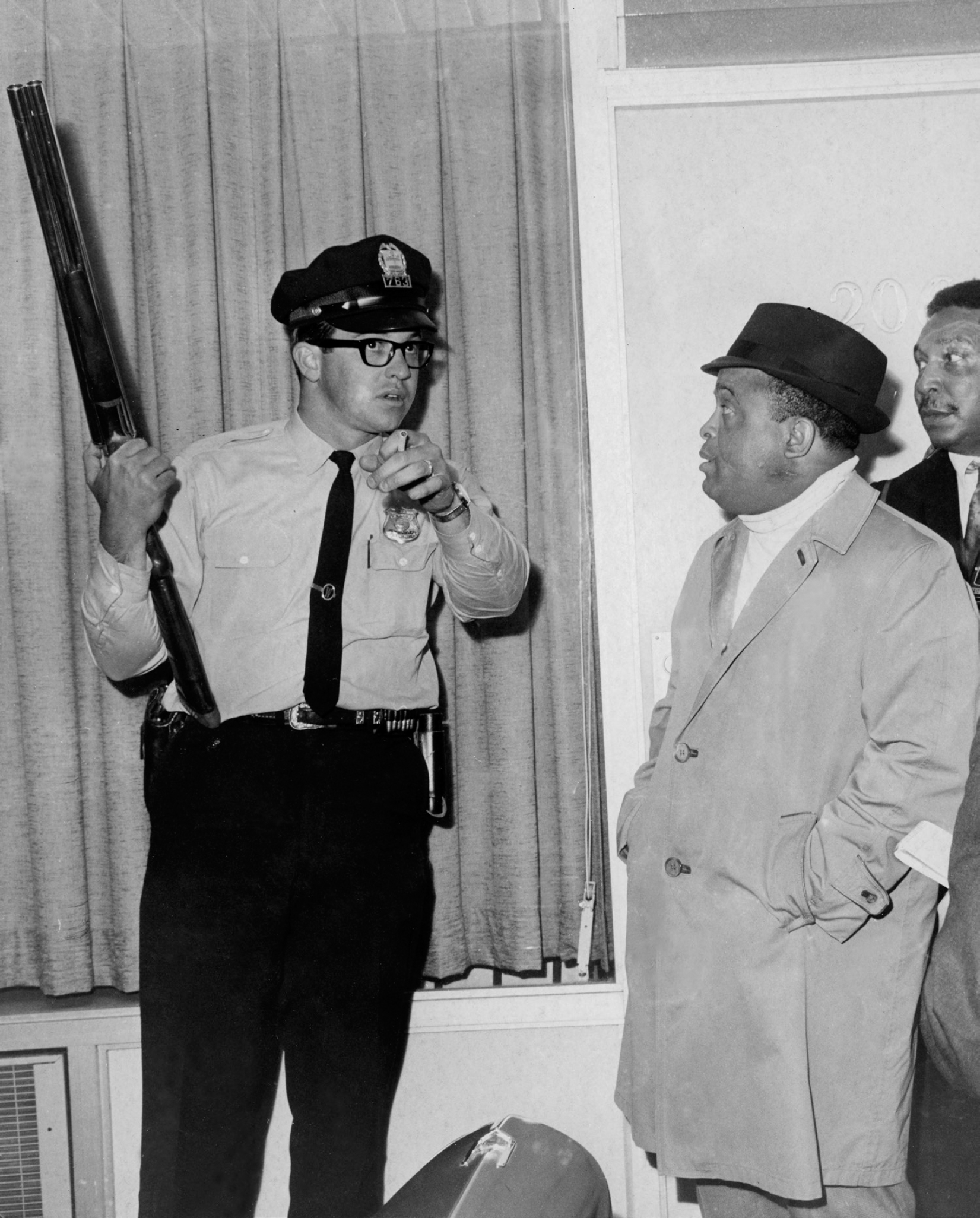 Ernest Withers far right and musician Ben Branch chat with a shotgun-wielding - photo 5
