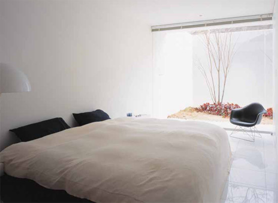 The bedroom looks out on to the front courtyard and the frosted glass boundary - photo 6