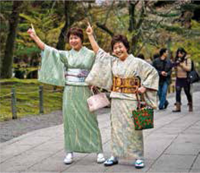 Women in kimono enjoy posing for photos on a day out in Kyoto Those who dress - photo 8