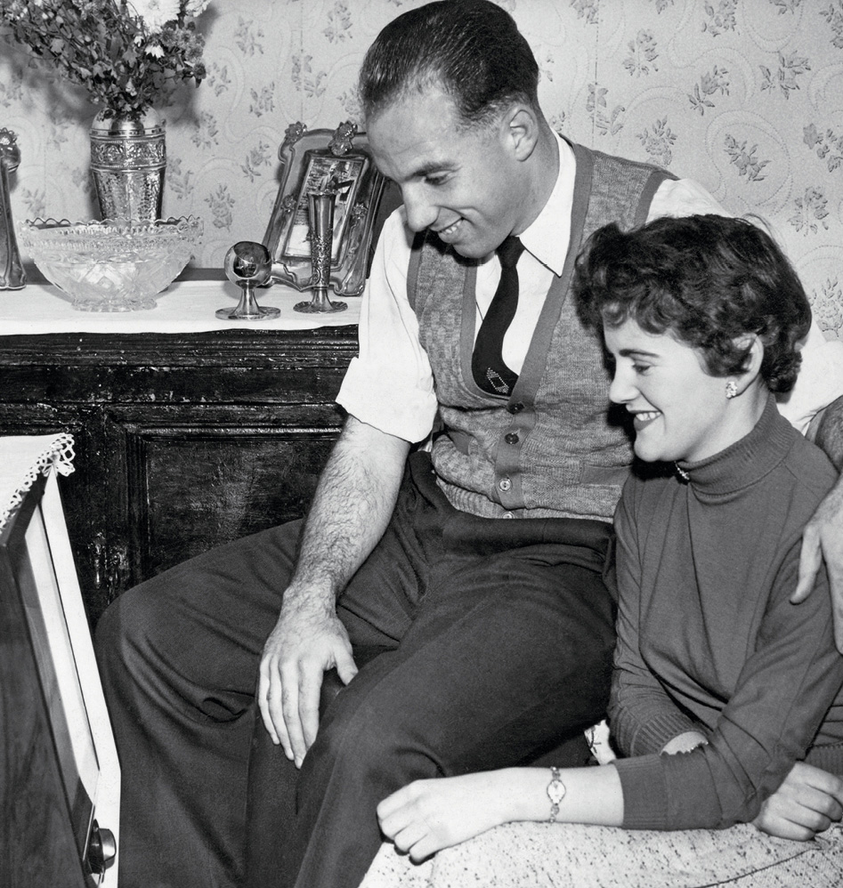 Ronnie Moran watching television with his girlfriend Joyce in 1955 In the - photo 4