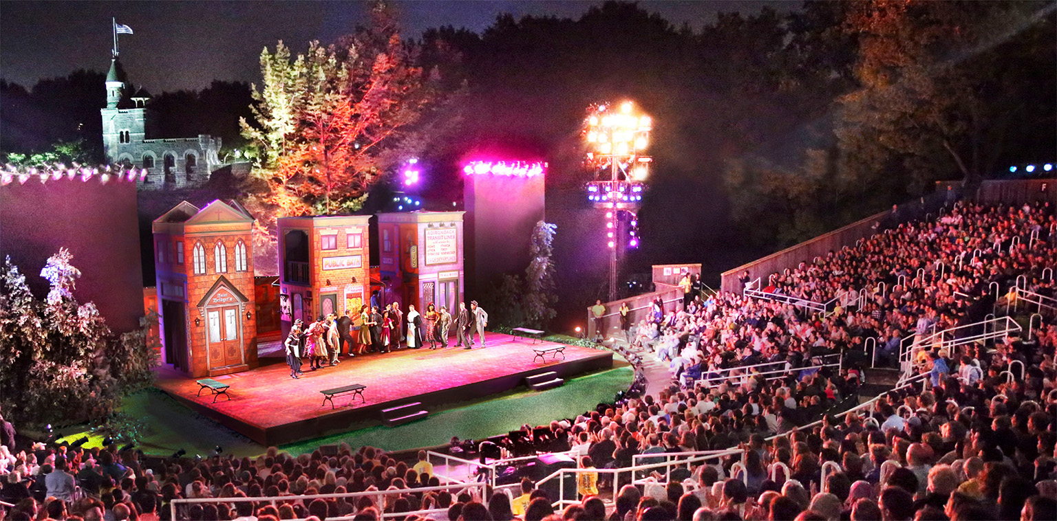 t In warm summer twilight actors entertain audiences at Central Parks - photo 8