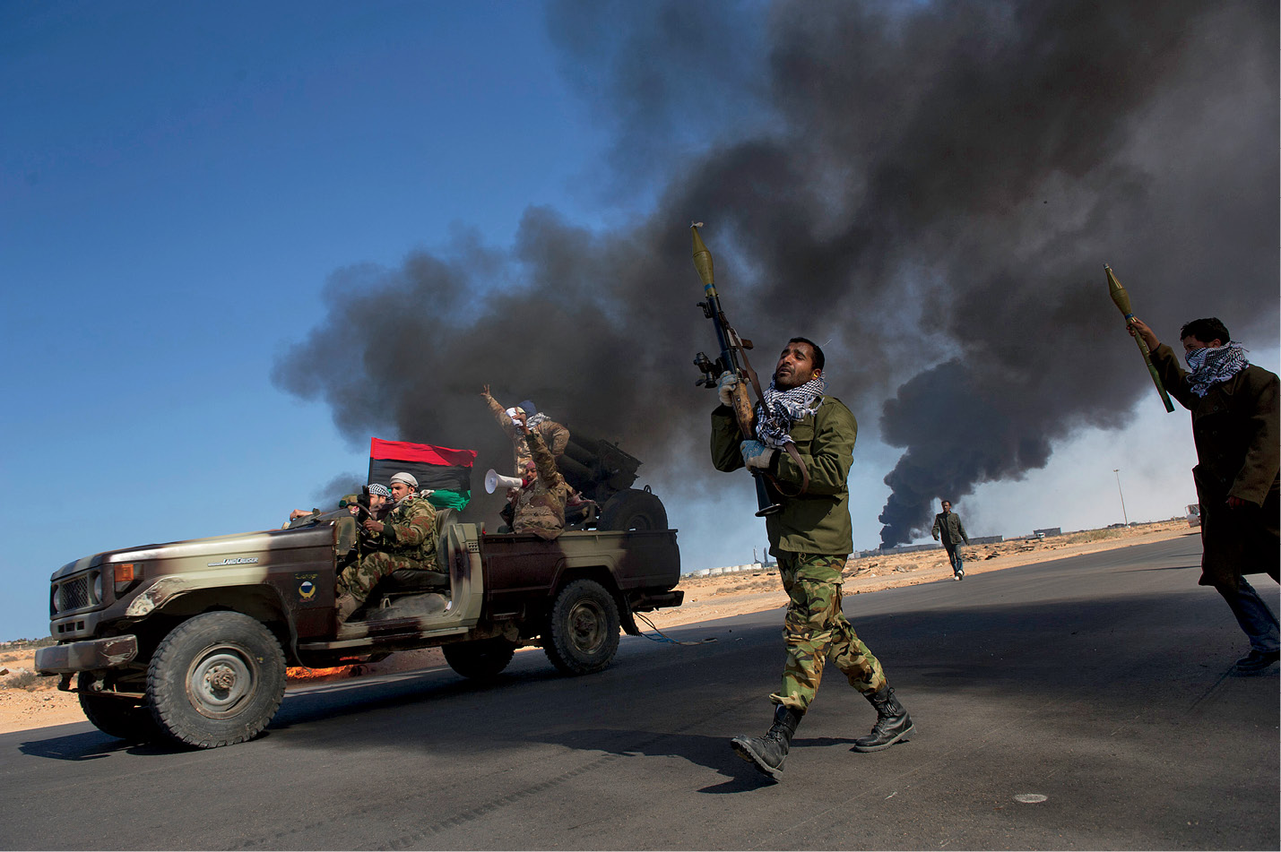 Rebel fighters push the front line forward on a day of heavy fighting 2011 - photo 9