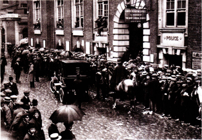 Recruits at Whitechapel Recruiting Office 1914 Military funeral at - photo 4